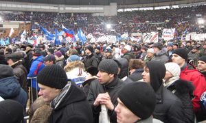 루즈니키 경기장에서 열린 친 푸틴 콘서트: 경기장 관중. "나는 조국을 위해 푸틴을 지지한다!", "푸틴 - 권력, 푸틴 - 영광, 푸틴 - 위대한 러시아!" 슬로건이 적힌 플래카드