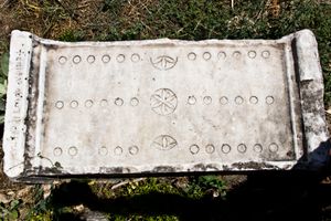 2세기 로마 시대의 루두스 두오데심 스크립토룸(Ludus duodecim scriptorum) 보드, 아프로디시아스