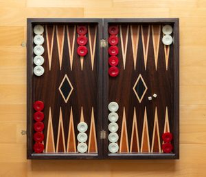 그리스 타블리 보드. 주사위가 나무 보드에 부딪히는 소리는 타블리의 전형적인 특징이며, 이를 둘러싼 커피 하우스 문화이기도 하다.