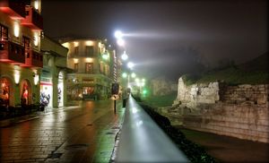 제1 고대 그리스 극장 옆의 보행자 구역