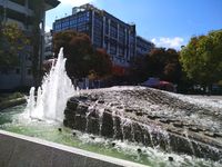 라리사의 중앙 광장에 있는 "떠다니는 강" 분수(사프카, 구 테미도스)