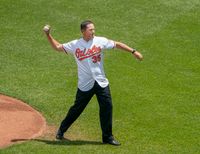 2019년 캠든 야드에서 시구를 하는 무시나