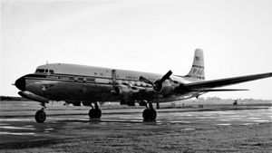 1954년 9월 런던 히드로 공항에서 대서양 횡단 관광 비행 중인 팬 아메리칸 DC-6B