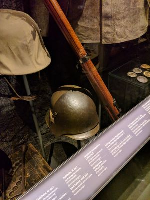 슈탈헬름에 부착된 추가 강철 이마 판 또는 슈티른판처