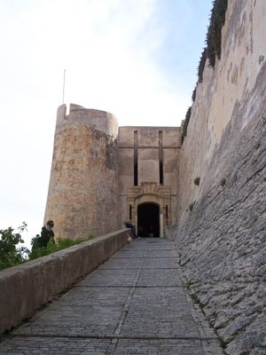 일부 주민이 여전히 제노바 방언을 사용하는 도시인 보니파시오의 "포르타 데이 제노베시"