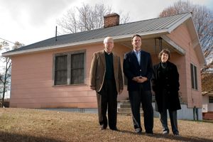 에드워즈와 그의 부모님이 2007년 그의 어린 시절 집 앞에서 서 있다