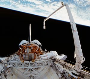캐나다암(Canadarm) (오른쪽) 우주왕복선 STS-72 임무 중