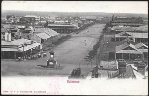 1906년 불라와요. 앞쪽에는 제2차 마타벨 전쟁 이후 건설된 마타벨 반란 기념비가 있다.