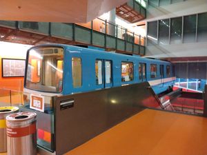 몬트리올 지하철 기차가 몬트리올 에콜 폴리테크니크에 전시되어 있다.