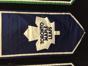 2016 내셔널 하키 리그 올스타전의 메이플리프스 배너. 11개의 뾰족한 잎 로고는 1970–71 NHL 시즌부터 2016–17 NHL 시즌까지 주요 팀 로고로 사용되었다.