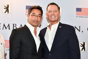 2019년 리처드 그레넬과 함께 있는 뢰슬러