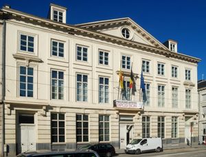 소시에테 프랑세즈 드 방크 에 드 데포}}의 소재지였으며, 20세기 말까지 소시에테 제네랄의 현지 사무소로 사용되었다.