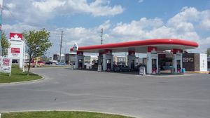 온타리오주 뉴마켓에 있는 페트로캐나다 주유소와 네이버스 편의점