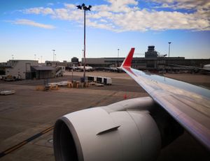 몬트리올–트뤼도 국제공항의 기존 터미널 건물(항공기 측면에서 본 모습)