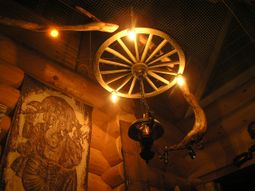 유목과 마차 바퀴를 사용한 조명 기구