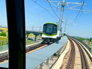 열차가 뒤 쿼티에와 브로사르 사이를 운행하고 있다