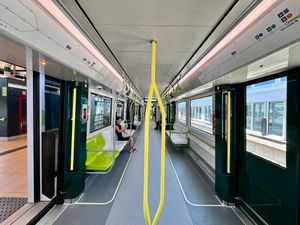 각 2량 열차는 64명의 승객을 수용한다