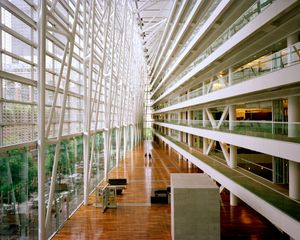 CDPQ 인프라 본사가 위치해있는 몬트리올 시내의 자크 파리조 청사 내부.