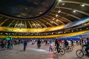 2019 투어 라 누이(Tour la Nuit) 동안 경기장 내부에서 자전거를 타는 사람들