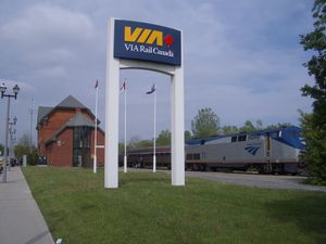 메이플 리프호 열차가 나이아가라 폴스역 밖에 있다. 이 노선은 비아 철도와 암트랙이 공동으로 운영하며, 비아 철도 이용객에게 뉴욕주에 있는 암트랙 역과의 연결을 제공한다.