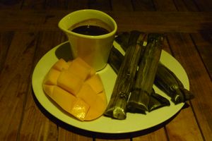 필리핀의 tsokolate은 suman 떡, 잘 익은 카라바오 망고와 함께 제공되기도 한다.