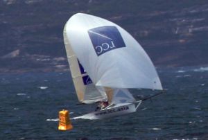 시드니 항구에서 오후 해풍 동안 스커프를 타고 있는 모습