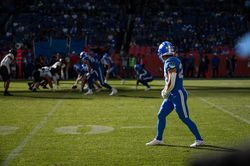 공군 팰컨스 와이드 리시버(앞쪽)가 2023년 경기 중 스냅 전에 라인맨 및 백(배경)과 함께 미드필드 근처에 정렬되어 있다.