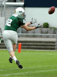 Kiel Baltic Hurricanes 소속 와이드 리시버가 캐치를 받기 위해 팔을 뻗고 있다.