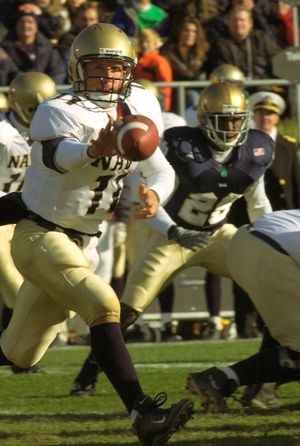 해군 쿼터백 크레이그 칸데토가 옵션 기반 공격을 하면서 공을 던지고 있다