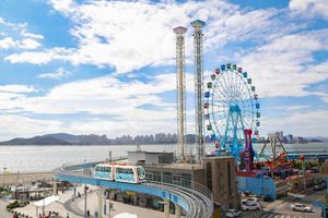 월미도 바닷가를 지나는 월미바다열차.