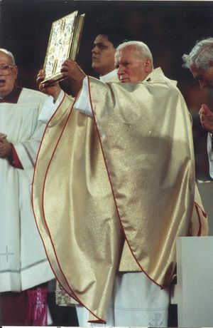 교황 요한 바오로 2세가 자이언츠 스타디움에서 미사를 집전하고 있다.