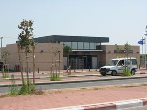 야브네 동부 기차역