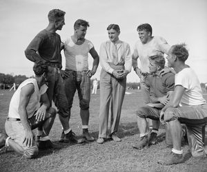 마셜이 1937년 챔피언십 시즌 동안 선수 웨인 밀너, 찰리 말론, 빅 캐롤, 빌 영, 에드 마이클스, 짐 가버와 대화하는 모습