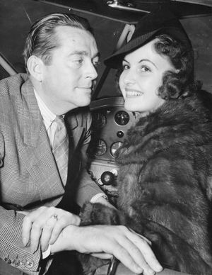 던과 기포드가 1937년 그의 비행기 조종석에 있는 모습