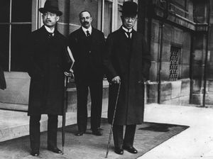 마츠이 케이시로 (왼쪽)와 사이온지 긴모치 (오른쪽). 1919년 파리 강화 회의에 참석했다.