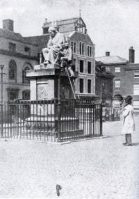 1859년에 찍은 존슨 동상의 리처드 코클 루카스 (조각가)의 사진