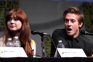 2012년 코믹콘에서. 왼쪽은 닥터 후에서 함께 출연한 카렌 길런