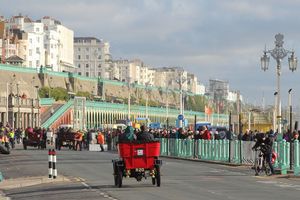 1903년식 드 디옹 부통이 2012년 베테랑 자동차 경주에서 브라이튼에 도착