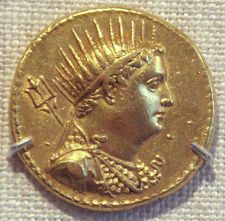 프톨레마이오스 3세를 묘사한 동전.