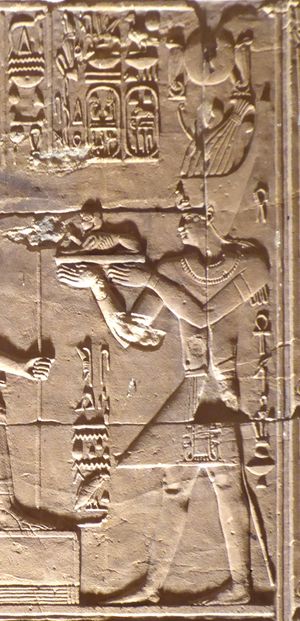 프톨레마이오스 12세, 클레오파트라 7세의 아버지, 이집트 신에게 공물을 바치는 모습, 하토르 신전, 덴데라, 이집트