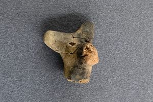 뾰족한 귀를 가진 조몬 시대 도구의 파편, 아오모리현에서 발굴됨.