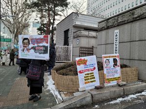 정인의 학대 과정을 보여주는 팻말