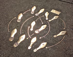 시애틀의 캐피톨 힐 지역, 브로드웨이 애비뉴의 보도에 댄스 스텝이 새겨져 있으며, 룸바 스텝이 표시되어 있다.