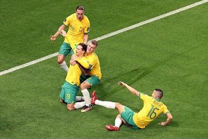 굿윈이 2022년 FIFA 월드컵에서 베히치, 어바인, 맥그리와 함께 프랑스와의 조별 예선 경기에서 골을 넣고 자축하는 모습