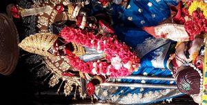 다크쉬네스와르 칼리 사원의 성소에 있는 여신 칼리의 바바타리니 형상.