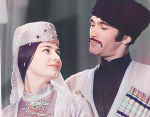 전통 의상을 입은 아디게 여성과 남성