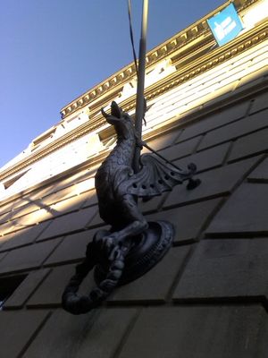 자유 인문 및 정책 건물 남쪽 입구를 지켜보는 "수호 용" 조각상