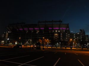 2013년 레이븐스의 슈퍼볼 XLVII 진출 당시 북쪽 끝 모습. 경기장은 레이븐스 포스트시즌마다 보라색 LED 조명으로 밝혀진다.