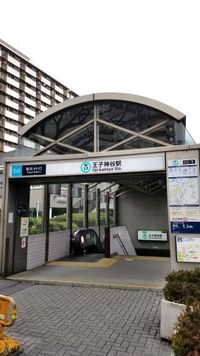 "7호 타입 출입구"의 예. 지붕 위의 S마크나 그 후신인 하트 M마크의 설치 자체가 개설 당초부터 되어 있지 않은 것(오지카미야 역 1번 출입구)