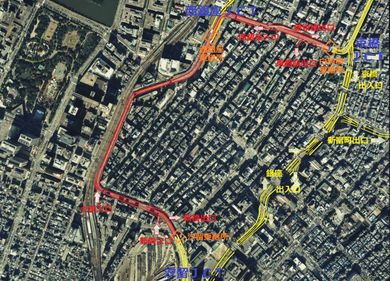 도쿄 고속도로(KK선)를 빨간색, 수도 고속도로를 노란색으로 표시한 항공 사진.(1984년 촬영) 국토교통성 국토지리원 [https://mapps.gsi.go.jp/ 지도·항공사진 열람 서비스]의 항공 사진을 기반으로 제작